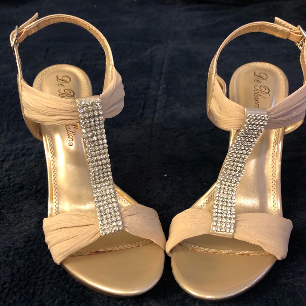 De Blossom Collection Nude Crystal Pump- Brand New